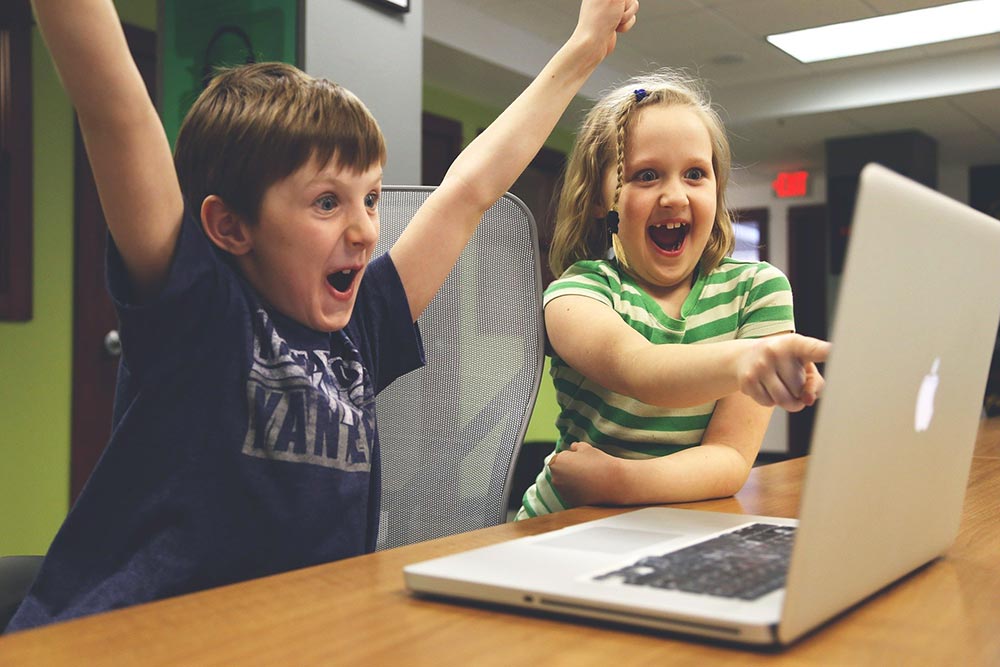 Enfants qui jouent avec un ordinateur