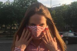 Clotilde porte un masque fabriqué sur le Modèle du CHU de Grenoble