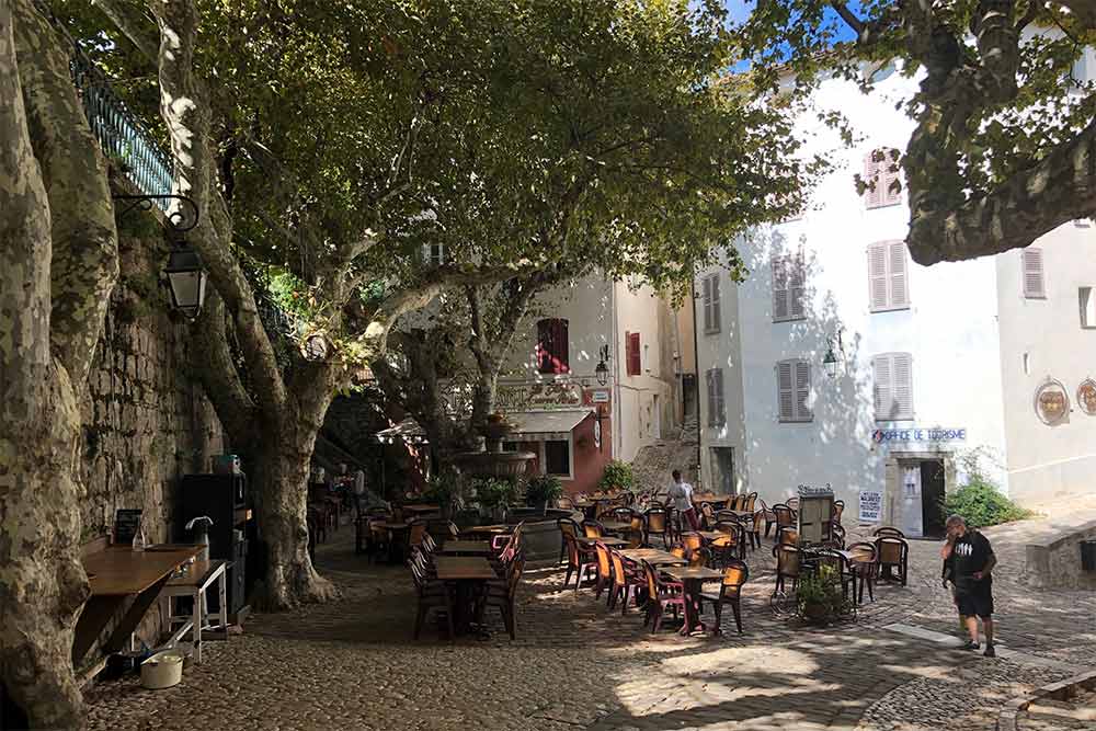 Pays de Fayence - La Place du Thouron, sa fontaine et ses platanes sous lesquels sont installées les tables du restaurant La Gloire de mon Père.