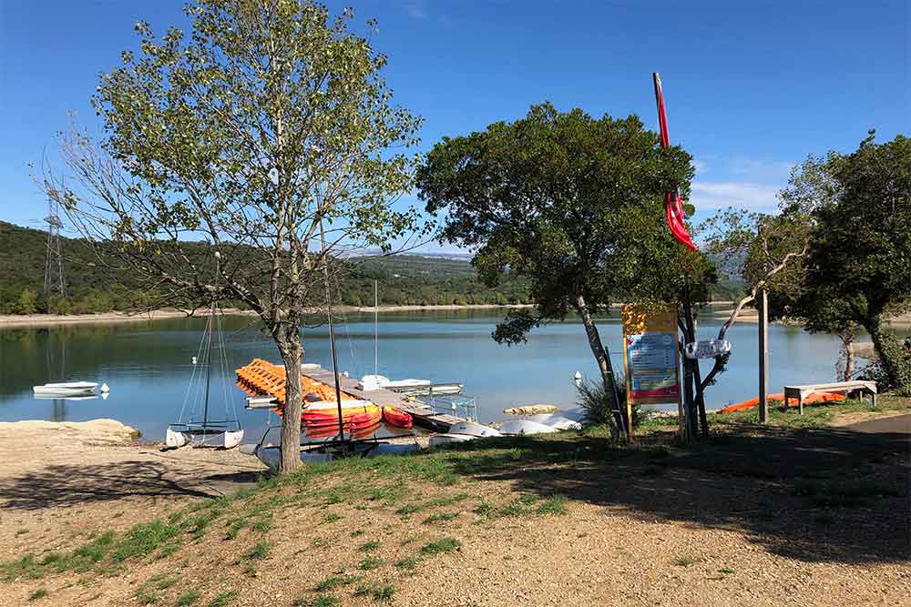 Lac de St Cassien et ses barques