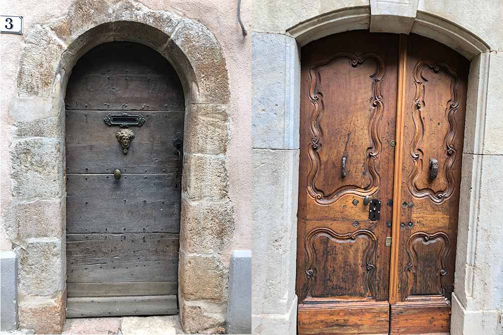 Les maisons du village ont des belles portes sculptées dont les poignées ont une histoire