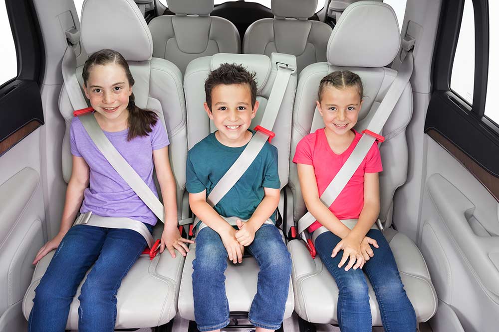 Des enfants en sécurité en voiture