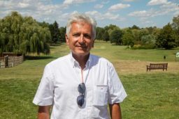 Eric Vignot, l’entrepreneur, amoureux des perroquets, à l’origine du Parrot World. ©Caroline Paux