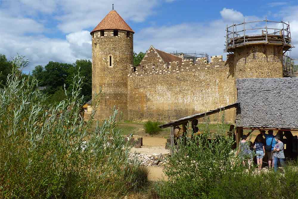La Puysaye - Le château de Guédelon avec une tour en construction