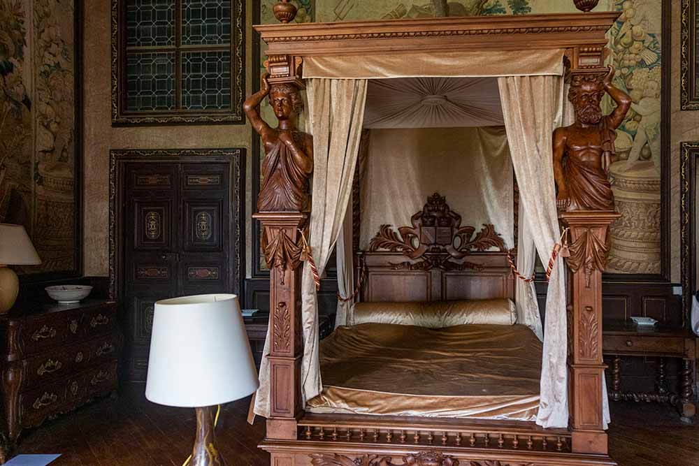  Le lit d’une des chambres d’hôtes au cœur du château