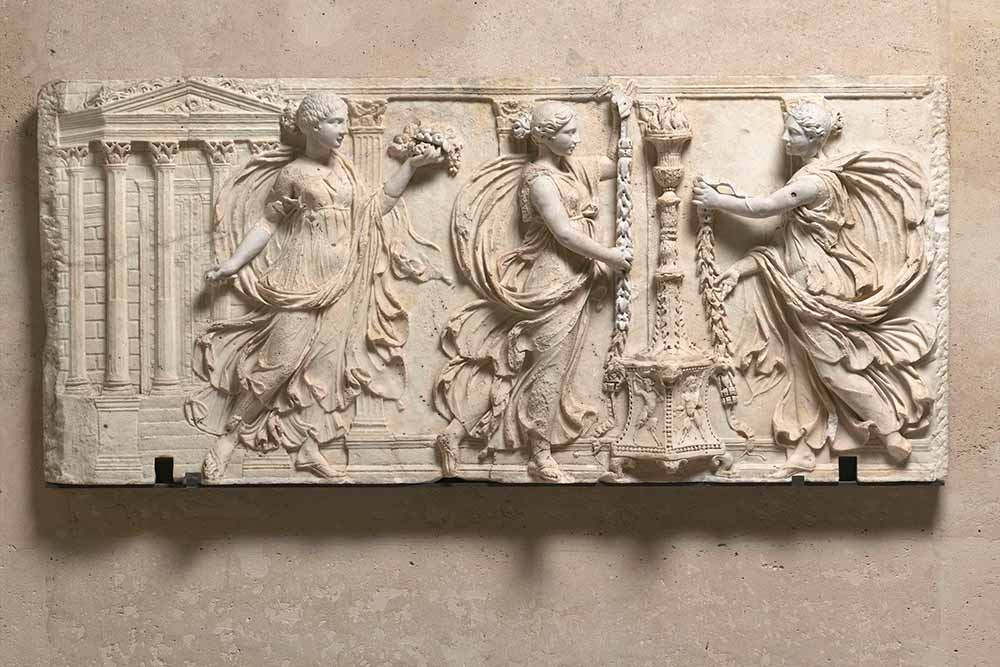 Le Corps et l’Âme - Art romain. Relief des Sacrifiantes, Borghèse, Vers 130. Musée du Louvre, D. Antiquités grecques, étrusques et romaines.