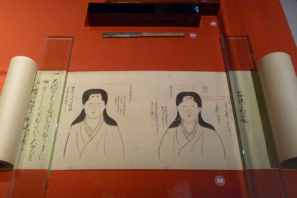 Image du Kewai mayuzukuri kuden (manuel de maquillage) montrant comment dessiner ses sourcils en haut du front