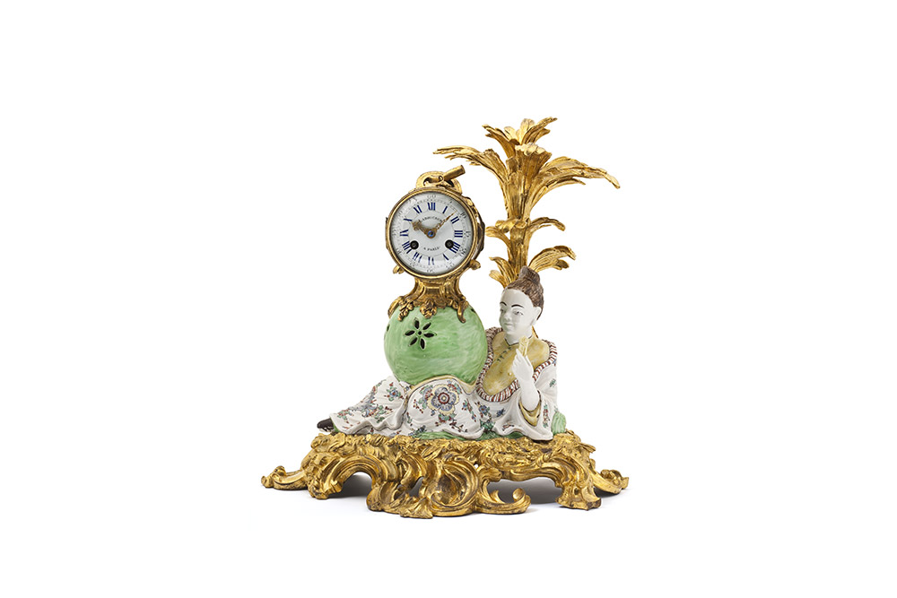 Pendule à personnage, porcelaine tendre de Chantilly c.1745 Mouvement de Ladouceur à Paris H. 40cm Paris, muséedes Arts décoratifs 