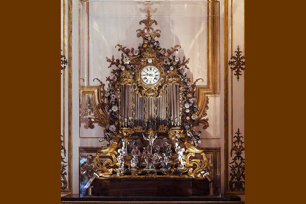 Pendule à orgue “Concert de singes“, porcelaine dure de Meissen, J.J. Kändler, c. 1755/60. H. 130cm. Petit Palais Paris. 