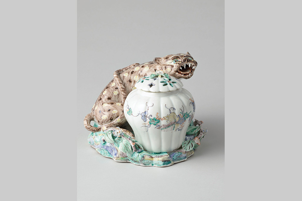 Pot-pourri léopard (d’une paire), porcelaine tendre de Chantilly à décor Kakiemon, c.1740. Chantilly, musée Condé