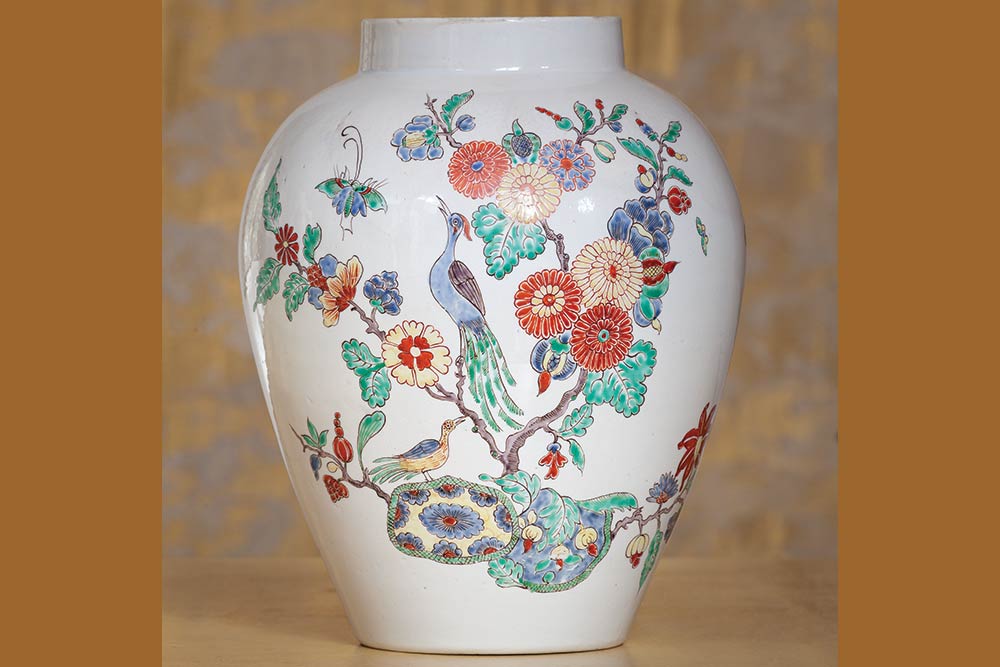 Vase urne, porcelaine tendre de Chantilly décor d’après J-A. Fraisse c.1735-1740, H. 24,5cm. Coll. part. 