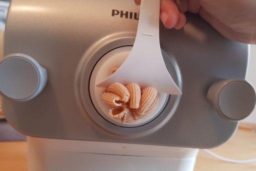 Faire ses pâtes soi-même ? On a testé le Pasta Maker de Philips - Magazine  Avantages