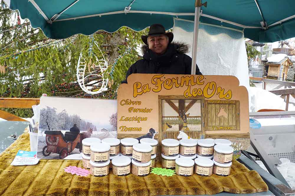 Une productrice de fromages sur le petit marché de la place de l’Eglise