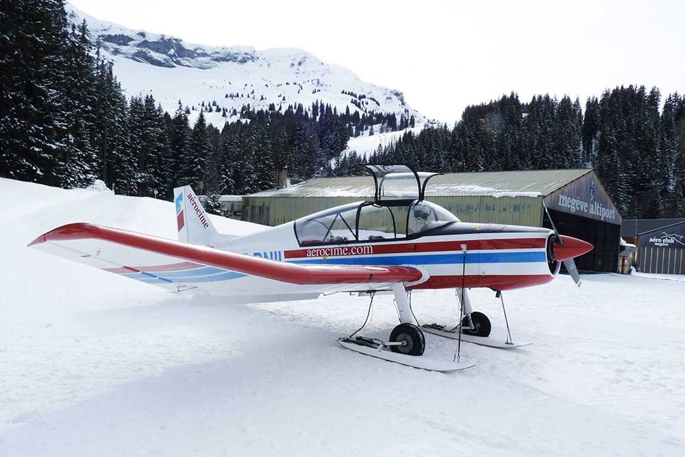 Monomoteur JODEL D140 « Mousquetaire » avec ses petits skis