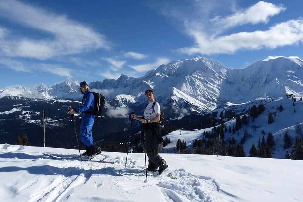 Elie et Camille en ski de randonnée, devant le Mont-Blanc, en haut du Mont d’Arbois