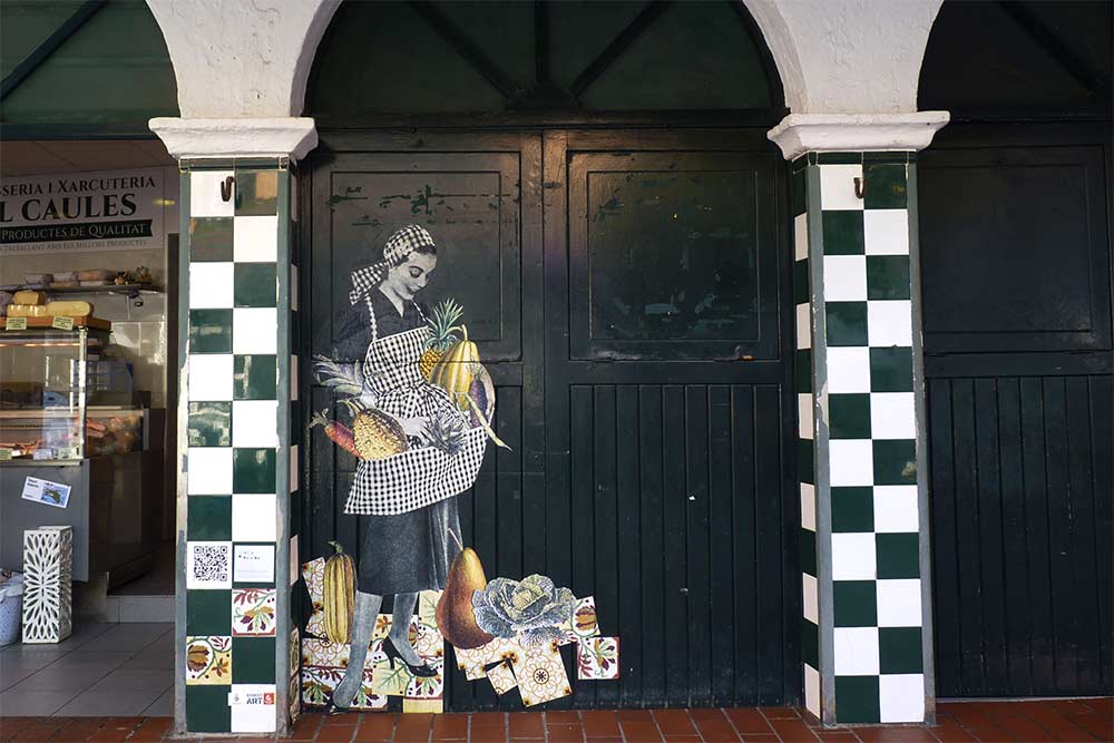Minorque - Collage sur une porte du marché, Ciutadella 
