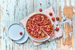 Tarte aux fraises et à la rhubarbe