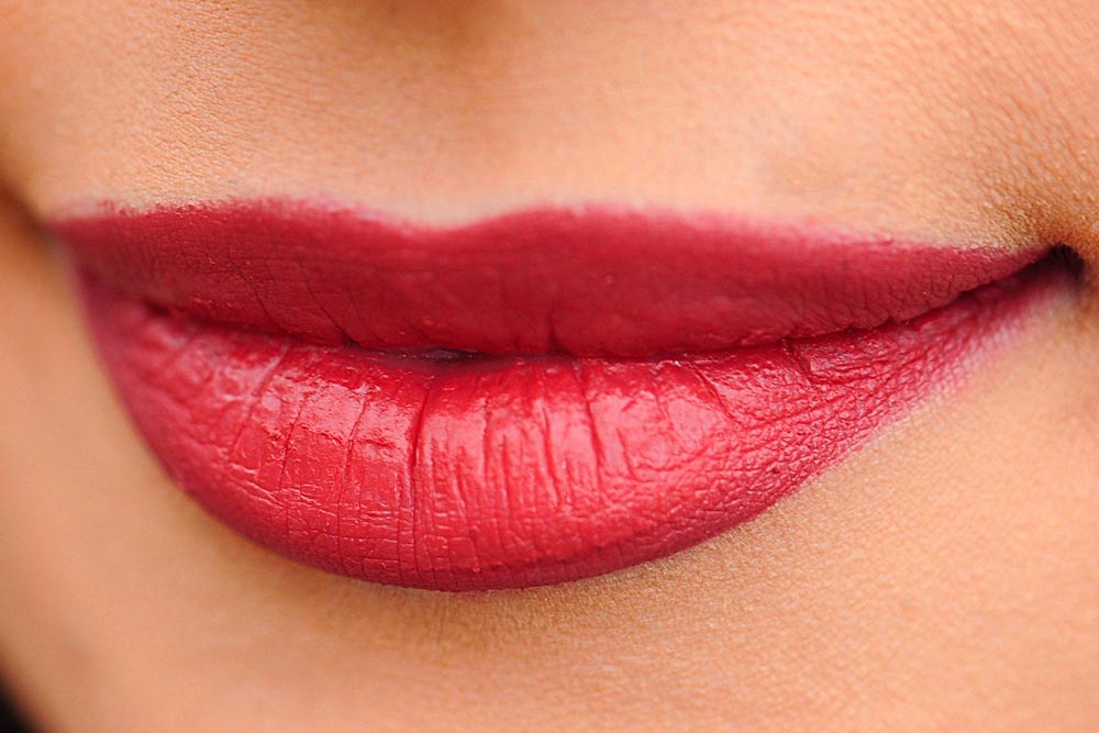 Lèvres maquillées en rouge
