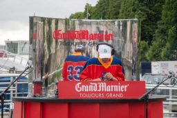 Un DJ, Ta’a Ino (Quinzequinze) est aux platines.