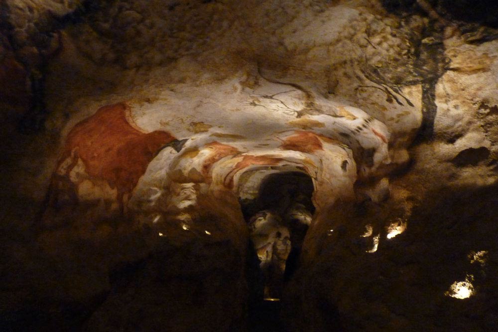 Intérieur de la grotte : salle et passage peints 