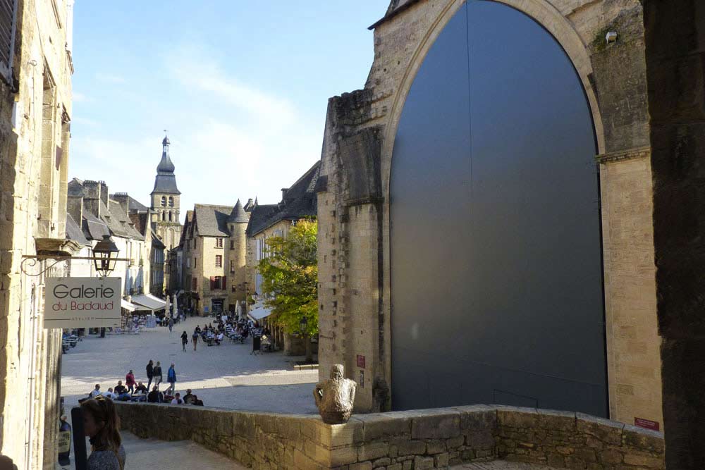 Sarlat : La porte monumentale de Jean Nouvel donnant accès au marché couvert, dans l’ancienne église Sainte-Marie
