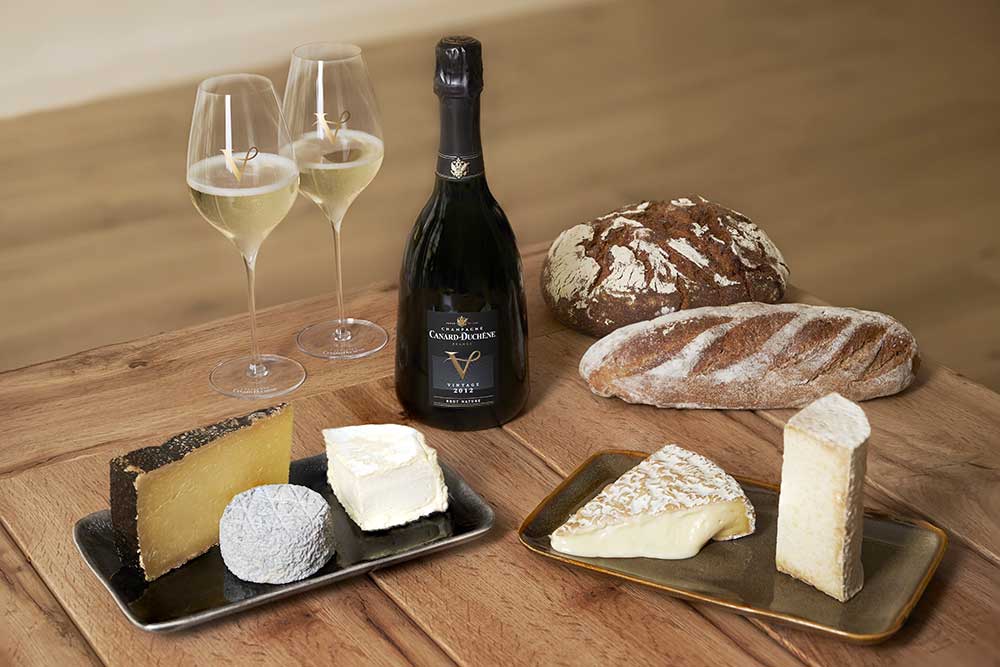 Canard Duchêne - un coffret avec cinq formage et une bouteille de champagne
