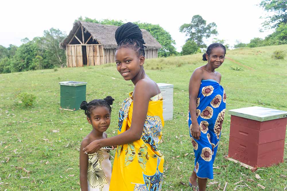 Femmes et enfants profitent de la fabrication du miel
