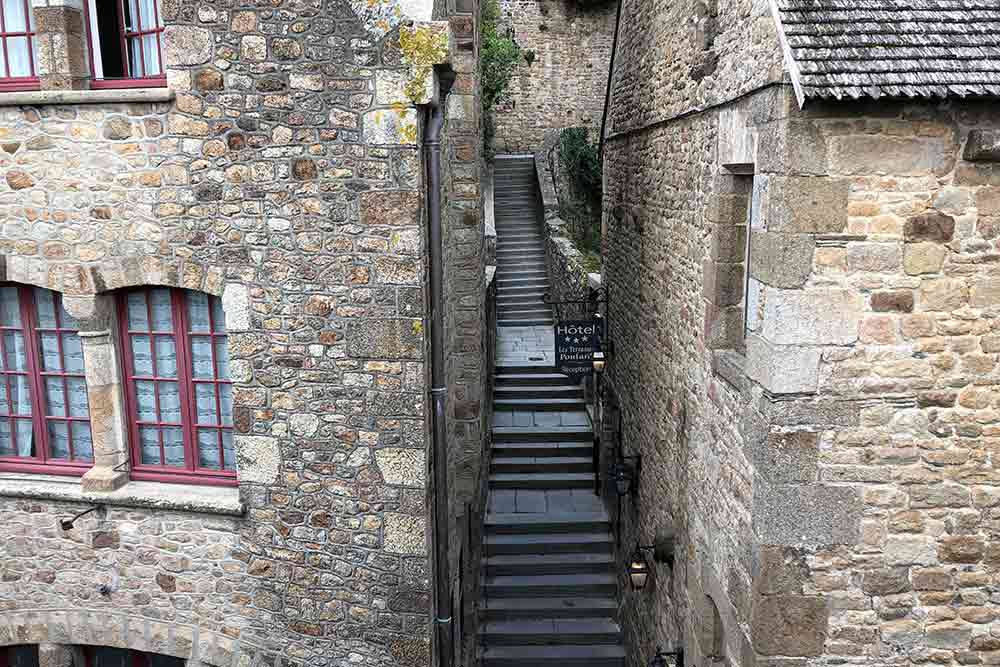 Un petit escalier pour traverser un côté du Village