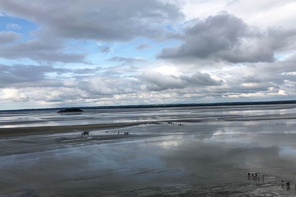 De nombreux touristes effectuent des promenades dans la Baie accompagnés d'un guide...