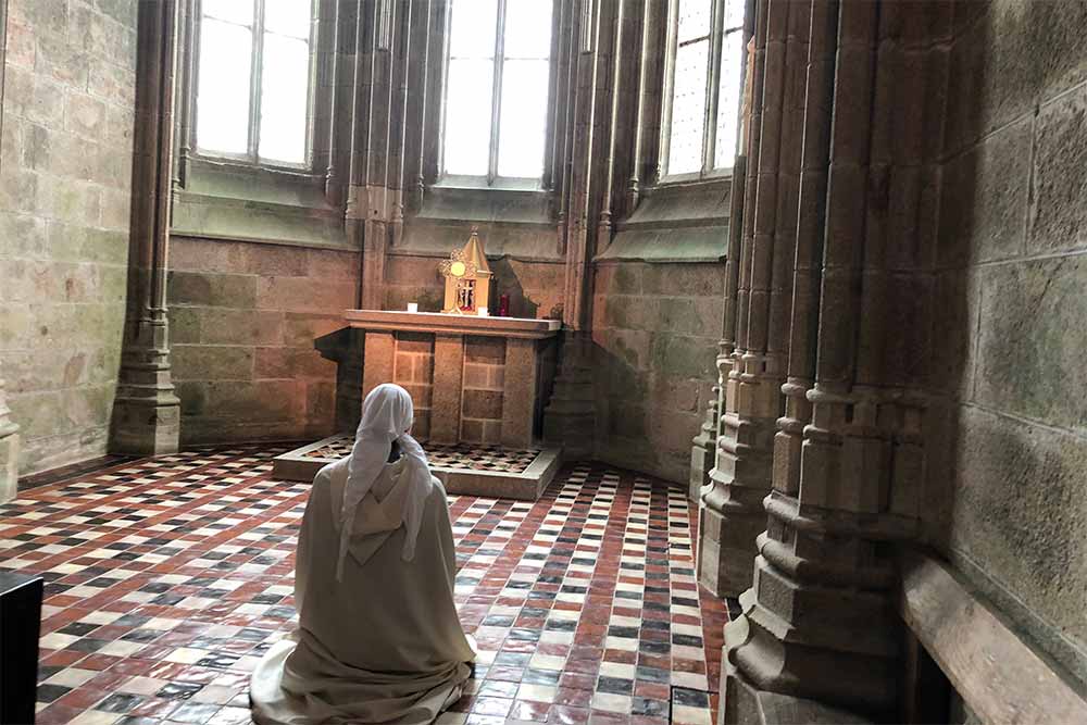 Une des soeurs des Fraternités Monastique de Jérusalem assurent une présence spirituelle dans cette sublime abbaye.