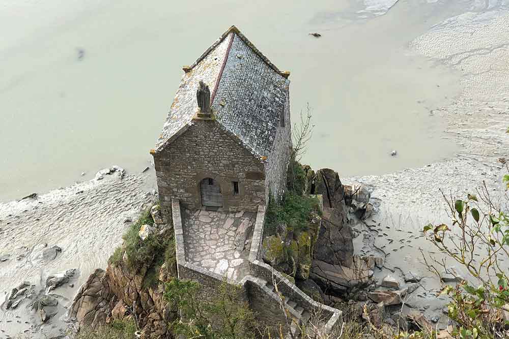 Une adorable petite chapelle au pied des remparts