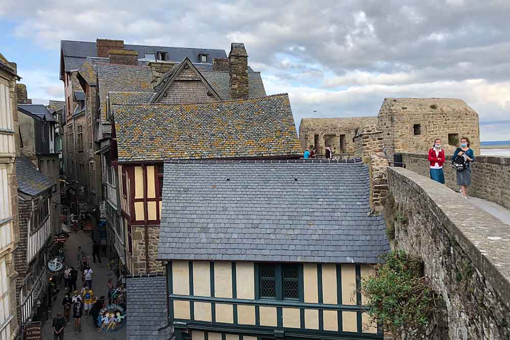 Rue principale du Village et le chemin sur les remparts.