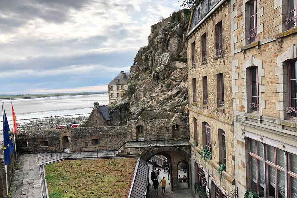 Les touristes repassent par les trois portes pour quitter le Mont-Saint-Michel