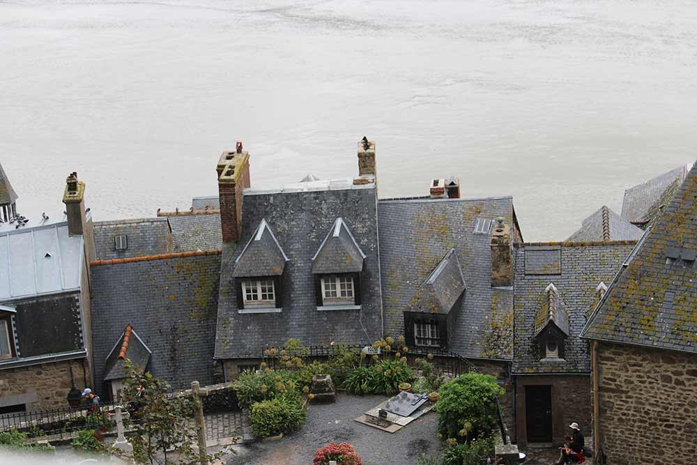 Les toits de maisons du village du Mont-Saint-Michel