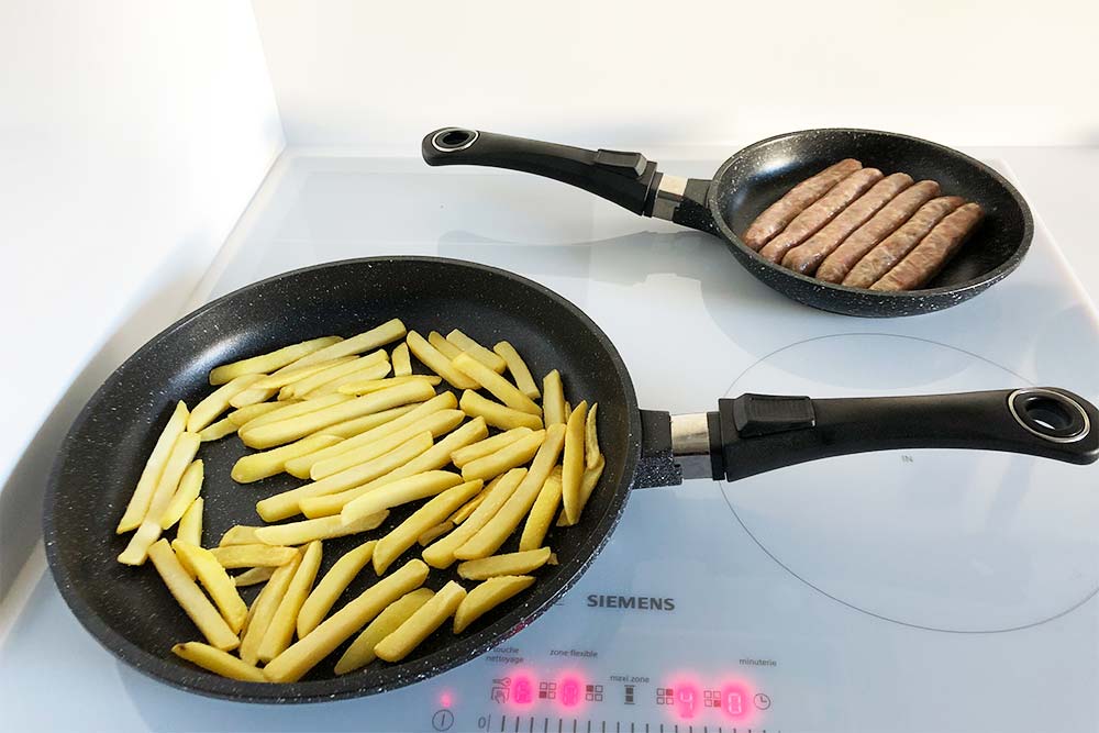 Préparation des saucisses avec des frittes