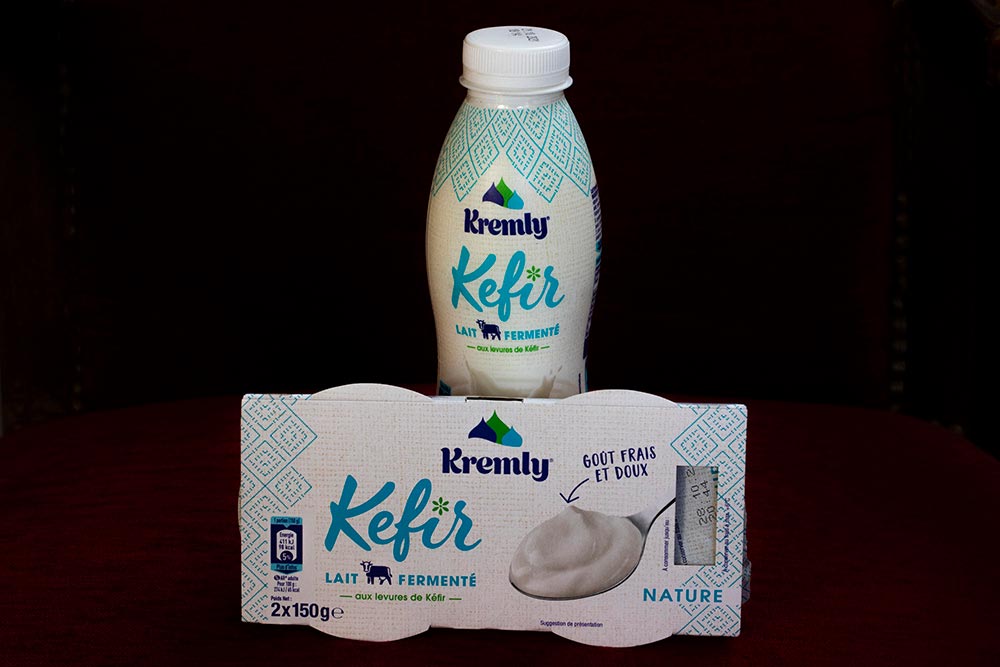 Kefir Kremly - est enrichi en vitamine D qui contribue au fonctionnement normal du système immunitaire et qui participe au maintien d’une ossature normale, mais aussi qui aide à fixer le calcium sur les os pour des os solides.