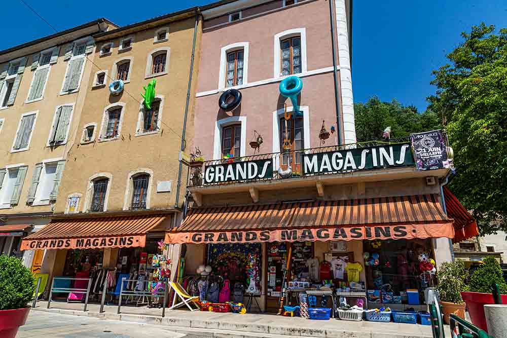 Une des rues commerçantes de Dieulefit