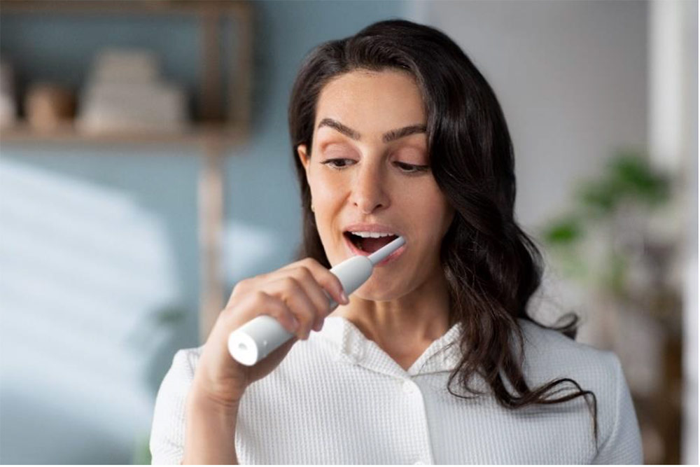 Brossage des dents avec une brosse à dents électriques