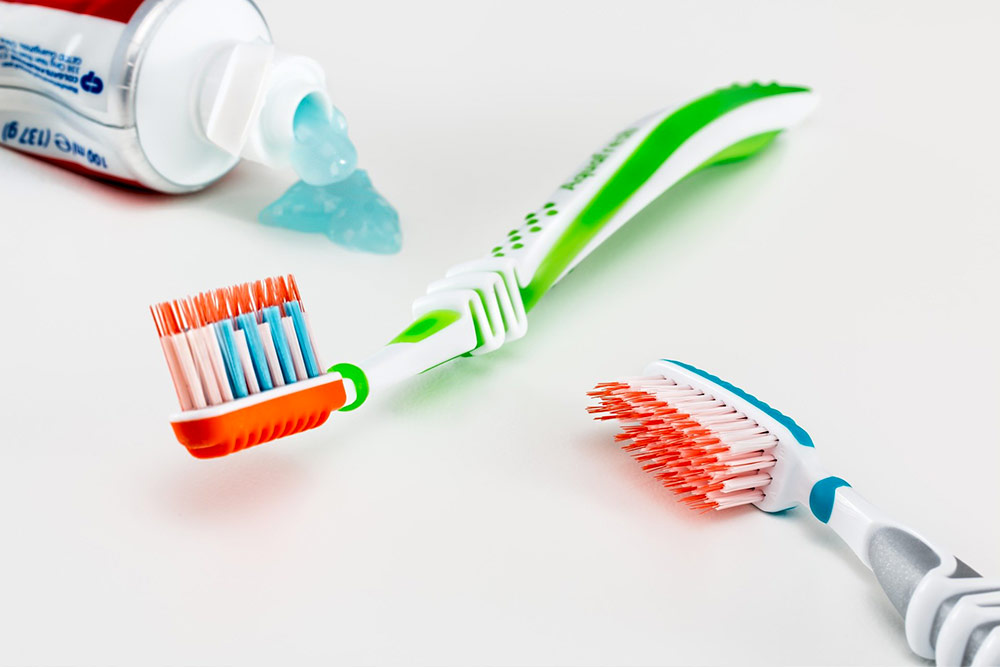 Brossage des dents avec une brosse à dents manuelle