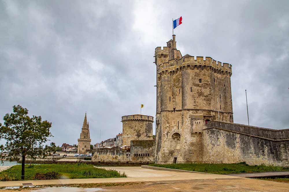 Les Tours de La Rochelle alignées. 