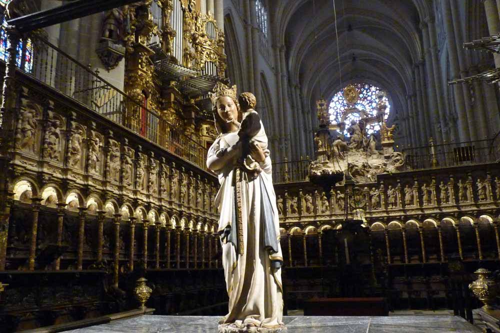 L’intérieur du chœur avec ses stalles sculptées et une jolie Vierge à l’enfant (cathédrale de Tolède)