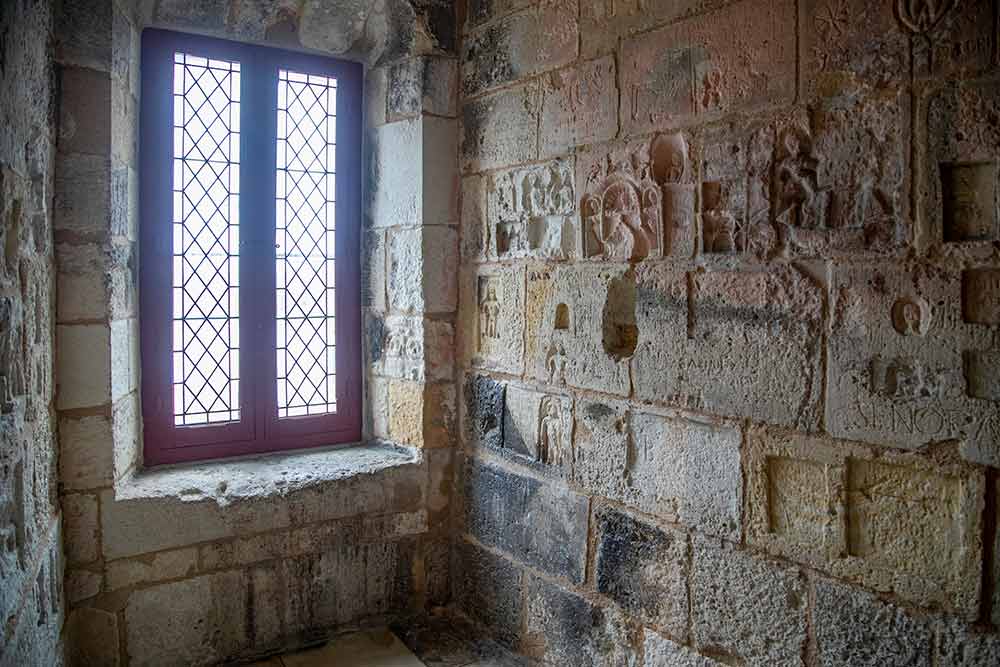 Les murs épais de la Tour-Prison, sont chargés de graffitis réalisés par les prisonniers.