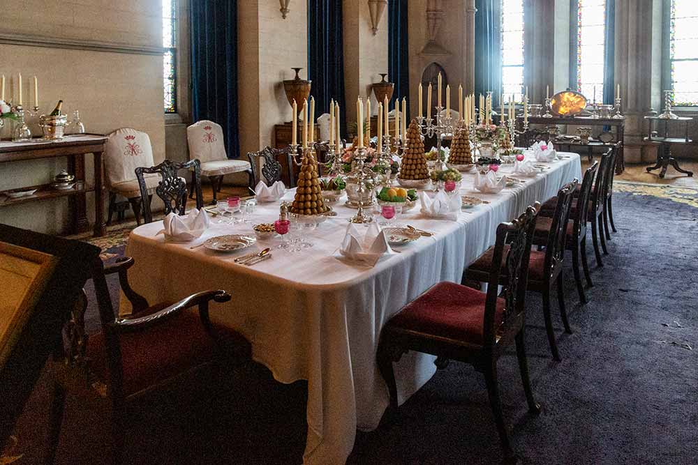 Château Médiéval d'Arundel - La table du dîner dressée pour le dessert avec un service d’argent.