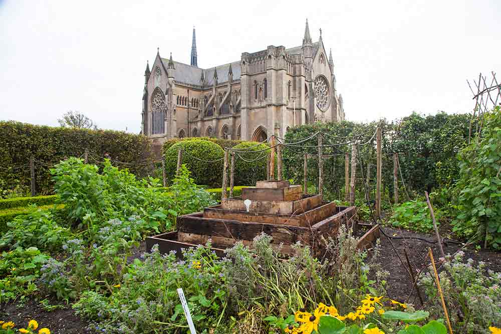 La cathédrale d’Arundel est tout à côté des jardins du château.