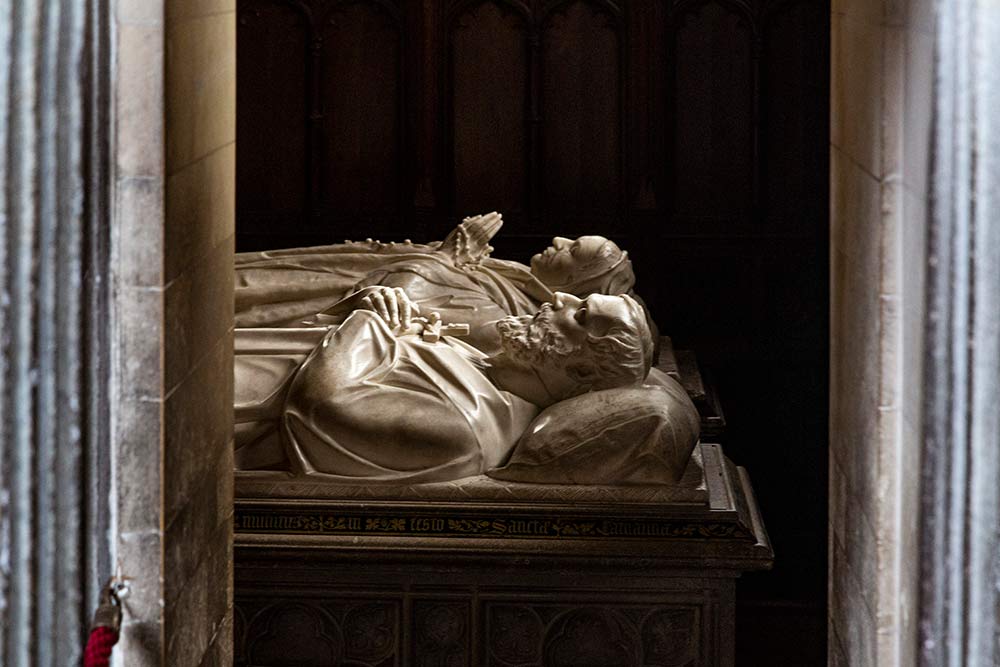 Le 17e duc de Norfolk et son épouse Norfolk reposent côte à côte dans la chapelle privée.