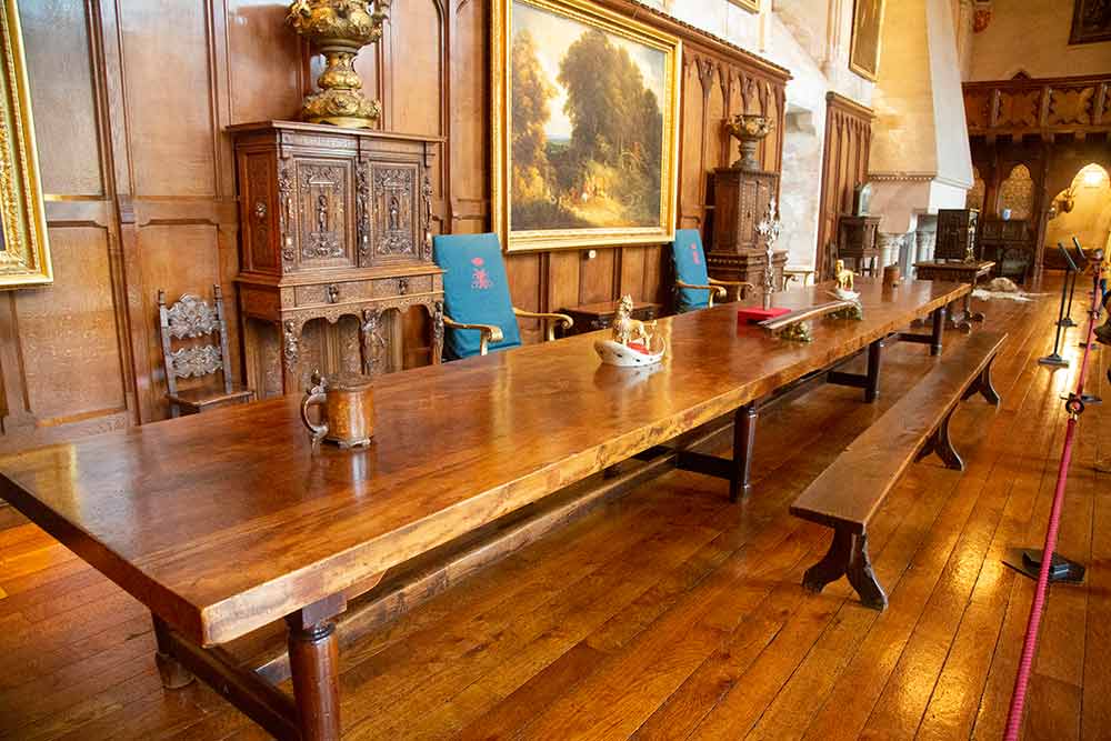 Château Médiéval - d'Arundel : Une table de plusieurs mètres pour accueillir les convives.