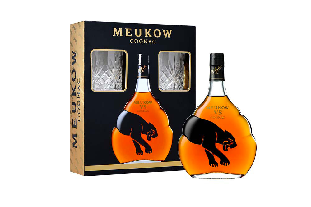 Une jolie bouteille et deux verres dans le coffret Meukow VS. ©Meukow