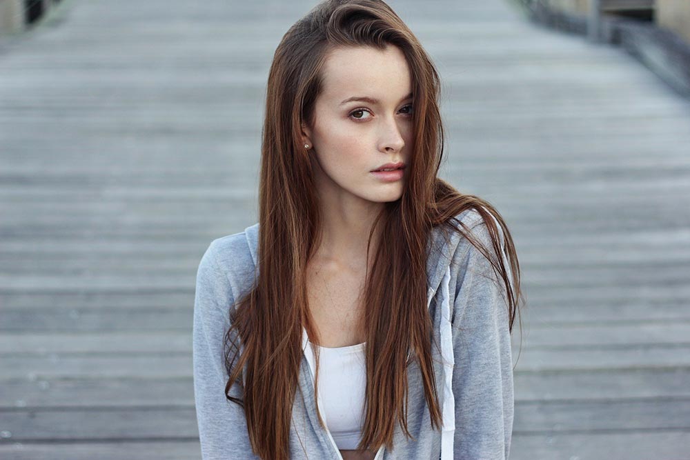 Jeune femme aux cheveux longs