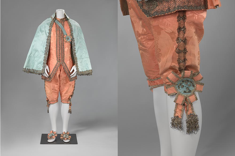Costume de travestissement dit à la "van Dyck", cape, veste, culotte, paire de noeuds de chaussures, 18e siècle, Damas de soie rose et bleu, dentelles métalliques, Amsterdam, Rijksmuseum,