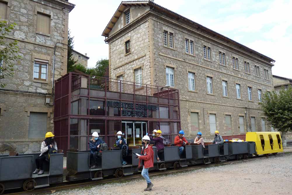 Grand Tour de Catalogne: Le petit train devant le musée des Mines